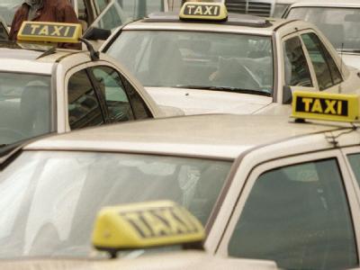 Unter Deutschlands Taxifahrern gibt es viele schwarze Schafe. Wartende Taxis