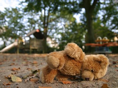 Einsamer Teddybär: Wo ist sein Besitzer? Jährlich verschwinden in der EU Hunderte Kinder. Einsamer Teddybär