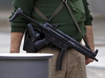 Ein bewaffneter Polizeibeamter schützt eine Botschaft. Die Anti-Terror-Gesetze führen zwischen Union und FDP zu Zwist. Auf Posten