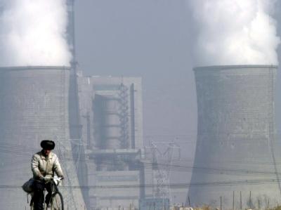 Billige Energie für das Schwellenland China: Das gigantische Kohlekraftwerk von Shengtou (Archivfoto vom 10.2.2004). Kohlekraftwerk in China