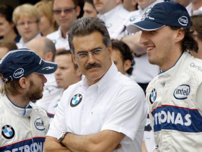 BMW-Motorsportdirektor Mario Theissen steht zwischen Nick Heidfeld (l) und Robert Kubica beim Formel-1-GP Sao Paulo (Archivfoto). Mario Theissen