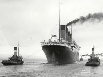 Die Titanic wird zu ihrer Jungfernfahrt im April 1912 aus dem Belfaster Hafen geschleppt. Titanic