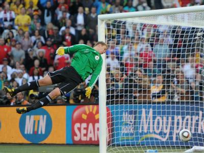 Der Ball war klar hinter der Linie, das müsste auch Torwart Manuel Neuer gesehen haben. Tor