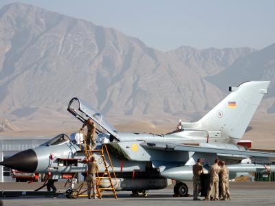 Ein Tornado der Bundeswehr wird beim Bundeswehrlager Camp Marmal in Masar-i-Scharif (Afghanistan) nach einem Aufklärungsflug überprüft (Archivfoto). Foto: Johannes Eisele dpa Tornado in Afghanistan