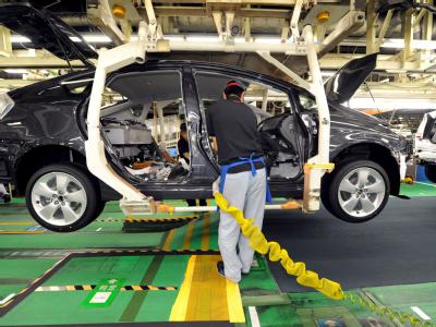 Toyota Fertigung in Toyota City: Die Autoproduktion in Japan sollte eigentlich schon längst wieder laufen. Doch die Hersteller zögern die Wiederinbetriebnahme der Fabriken immer weiter hinaus. Es fehlt an Strom und Teilen. Toyota Fertigung in Toyota City