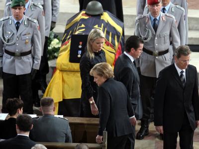 Bundeskanzlerin Merkel, Außenminister Westerwelle, Verteidigungsminister zu Guttenberg und dessen Ehefrau Stephanie zu Guttenberg nehmen Abschied von vier am 15. April in Afghanistan getöteten Soldaten (Archiv). Trauerfeier