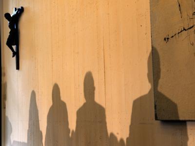 Die Bischöfliche Pressestelle Trier hat indirekt bestätigt, dass Priester oder kirchliche Mitarbeiter weiterbeschäftigt wurden, die sich des sexuellen Missbrauchs Minderjähriger schuldig gemacht haben. Foto: Harald Tittel / Symbolbild Kirche und sexueller Missbrauch