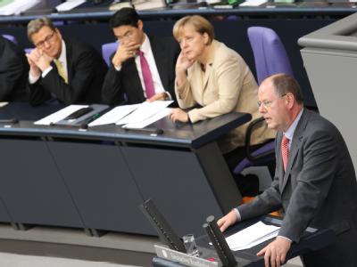Ex-Finanzminister Peer Steinbrück im Bundestag in Berlin: Auf der Regierungsbank hinter ihm sitzen Bundeskanzlerin Angela Merkel neben Wirtschaftsminister Philipp Rösler und Außenminister Guido Westerwelle. Foto: Michael Kappeler/Archiv Steinbrück und Schwarz-Gelb