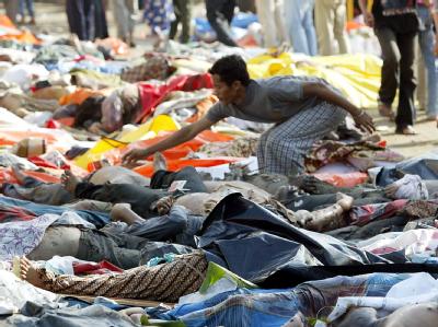 Ein Mann sucht unter Hunderten von Leichen in Banda Aceh nach seinem Sohn (Archivfoto vom 28.12.2004). Tsunami