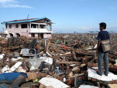 Ein Überlebender auf den Trümmern seines Hauses in Banda Aceh. Er verlor Mutter, Tochter und drei Brüder. (Archivbild) Tsunami 2004