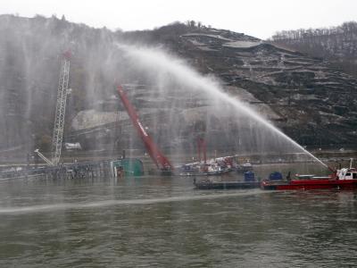 Probelauf: Die Koblenzer Feuerwehr versprüht eine Wasserwand vor dem gekenterten Säuretanker (Foto vom 02.02.2011). Wasserwand
