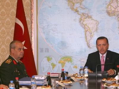 Traditionell gespanntes Verhältnis: Der türkische Premierminister Recep Tayyip Erdogan (r.) und Generalstabschef Ilker Basbug (Archivfoto vom 4.10.2008). Erdogan und das Militär