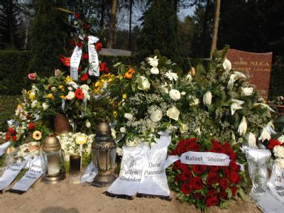 Blumen und Trauerschleifen schmücken am 06.04.2009 in Lübeck auf dem Vorwerker Friedhof das Grab des in der Türkei mit Methanol vergifteten Schülers. Alkohol-Tod von Schülern in Türkei