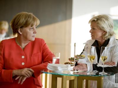 «So ist nun einmal der Sport.» - Bundeskanzlerin Merkel hat Bundestrainerin Neid den Rücken gestärkt. (Archivbild) Angela Merkel und Silvia Neid