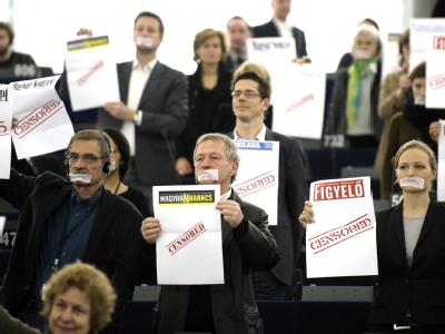 EU-Parlamentarier protestieren im Parlament gegen das ungarische Mediengesetz. (Archivbild) Ungarn erwägt Änderung des Mediengesetzes