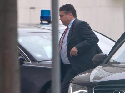 Nächste Runde: Der SPD-Vorsitzende Gabriel kommt zum Sondierungsgespräch ins Bundeskanzleramt. Foto: Tim Brakemeier Gabriel
