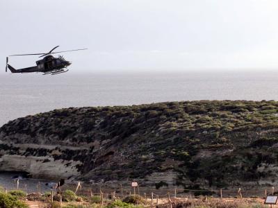 Helikopter über Lampedusa: Weiterhin machen sich Flüchtlinge von Nordafrika aus auf den gefährlichen Weg nach Europa. Foto: Lannino Lampedusa