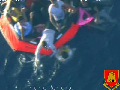 Nur eine Woche nach der Lampedusa-Katastrophe kämpfen Flüchtlinge im Mittelmeer erneut um ihr Leben. Foto: Malta Navy Press Office Rettung
