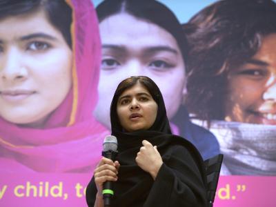 Das vor einem Jahr bei einem Mordanschlag der Taliban schwer verletzte pakistanische Mädchen Malala Yousafzai ist im Weißen Haus von US-Präsident Barack Obama empfangen worden. Foto: Shawn Thew Malala Yousafzai