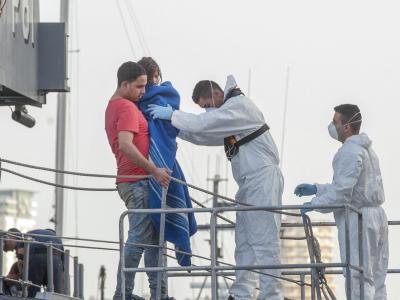 Mediziner nehmen in Malta ein kleines Kind entgegen. Foto: Lino Arrigo Azzopardi Ankunft