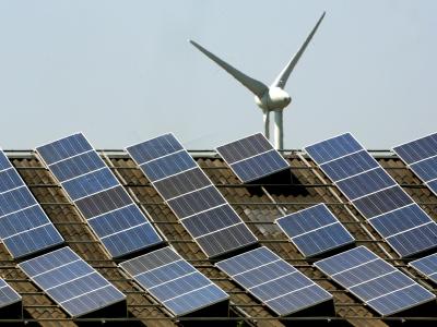 Sauber und sicher, aber teuer: Solar- und Windstrom. Foto: Roland Weihrauch/Archiv Solar- und Windstrom