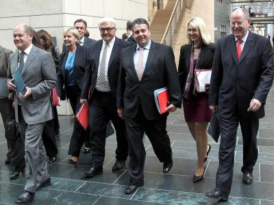 Hamburgs Erster Bürgermeister Scholz (l-r), NRW-Ministerpräsidentin Kraft, der SPD-Fraktionsvorsitzende Steinmeier, Parteichef Gabriel, die stellvertretende Parteivorsitzende Schwesig und der ehemalige SPD-Kanzlerkandidat Steinbrück kommen in Berlin zu So SPD-Vertreter vor den Sondierungsgesprächen