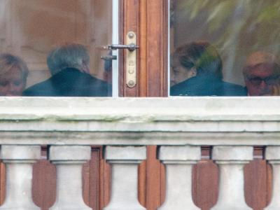 NRW-Ministerpräsidentin Kraft (l-r), Bayerns Ministerpräsident Seehofer, Bundeskanzlerin Merkel und der SPD-Fraktionsvorsitzende Steinmeier sitzen in Parlamentarischen Gesellschaft in Berlin zusammen. Foto: Kay Nietfeld Kraft, Seehofer, Merkel und Steinmeier
