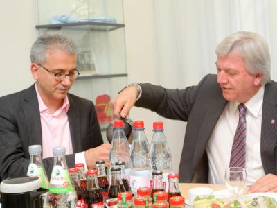 Hessens Ministerpräsident Bouffier (r) und der hessische Spitzenkandidat von Bündnis 90/Die Grünen, Tarek Al-Wazir, im Landtag in Wiesbaden. Foto: Fredrik von Erichsen/Archiv Bouffier und Al-Wazir