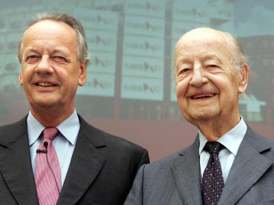 August Oetker und sein Vater Rudolf-August Oetker bei einer Bilanzpressekonferenz. Foto: Oliver Krato/Archiv Oetker-Familie