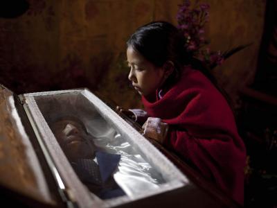 Totenwache nach dem Erdbeben in Guatemala im November 2012. Im Jahr 2012 sind bei Naturkatastrophen laut Rotem Kreuz weltweit rund 10 000 Menschen ums Leben gekommen. Foto: Saul Martinez Totenwache nach Erdbeben in Guatemala
