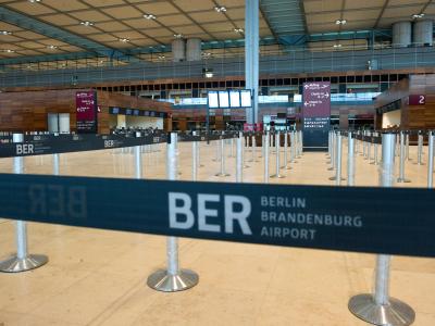 Der Hauptstadtflughafen Berlin Brandenburg (BER) soll mindestens 4,3 Milliarden Euro kosten - einst waren 2 Milliarden kalkuliert. Foto: Patrick Pleul Hauptstadtflughafen Berlin Brandenburg (BER)