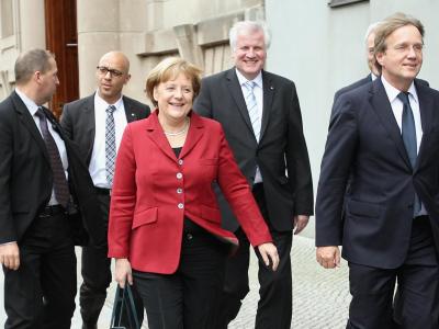 Bundeskanzlerin Merkel und Bayerns Ministerpräsident Seehofer nach der dritten Runde der Sondierungsgespräche. Foto: Wolfgang Kumm Merkel und Seehofer