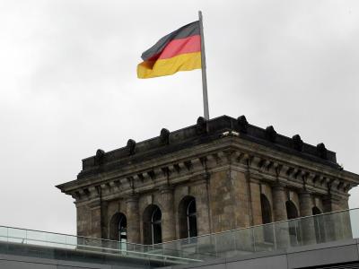 Die deutsche Fahne auf der Dachterasse des Reichstagsgebäudes in Berlin. Foto: Wolfgang Kumm Reichstagsgebäude
