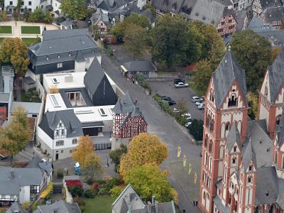 Das Luftbild zeigt den Neubau des Bischofssitzes (weiß) des Limburger Bischofs Franz-Peter Tebartz-van Elst unmittelbar vor dem Dom von Limburg. Im Konflikt um Bischof Franz-Peter Tebartz-van Elst sollen Kassenprüfer Untersuchungen beginnen. Foto: Thomas Neubau des Limburger Bischofssitzes
