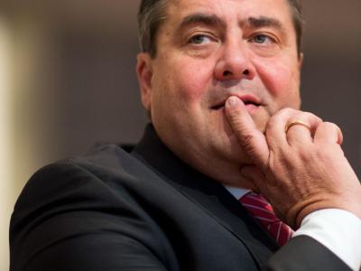 Sigmar Gabriel bei der Gewerkschaft IG BCE - das ist so etwas wie ein Heimspiel, ein Treffen mit der Basis. Der SPD-Chef nutzt den Termin, um vor überzogenen Hoffnungen an Koalitionsverhandlungen mit der Union zu warnen. Foto: Julian Stratenschulte Sigmar Gabriel