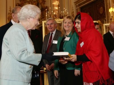 Malala, die vor einem Jahr einen Mordanschlag der Taliban überlebt hatte, überreichte Elizabeth II. ihr Buch «Ich bin Malala». Foto: Yui Mok Queen trifft Malala
