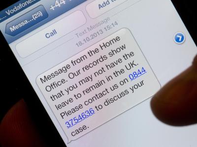 Eine SMS zeigt einen Text, wie er im Auftrag des britischen Innenministeriums an tausende Migranten verschickt worden sein soll. Foto: Kay Nietfeld/Illustration SMS