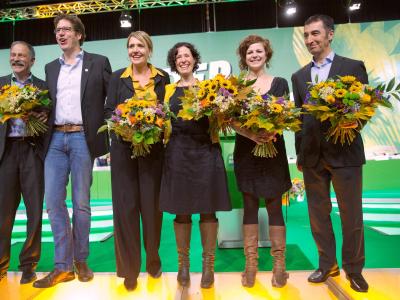 Der neugewählte Bundesvorstand der Grünen steht nach der Abstimmung auf der Bühne. Foto: Michael Kappeler Bundesparteitag Grüne