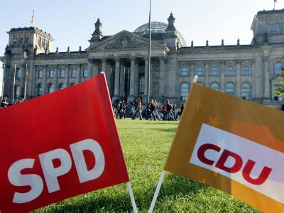 Die SPD-Spitze formuliert eher weiche Bedingungen für den Eintritt in eine große Koalition. Foto: Gero Breloer Große Koalition