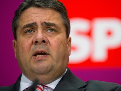 Nach dem Votum des höchsten Beschlussgremiums zwischen Bundesparteitagen können am Mittwoch die mehrwöchigen Koalitionsverhandlungen zwischen Union und SPD beginnen. Foto: Hannibal Sigmar Gabriel