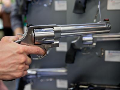 EU-Innenkommissarin Malmström spricht von jährlich 1000 Toten durch Waffengewalt in der EU. Nun soll das Waffenrecht verschärft werden. Foto: Daniel Karmann/Archiv Waffen-Messe