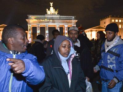 Flüchtlinge und Unterstützer räumen am 19.10.2013 in Berlin ihr Camp am Pariser Platz. Die mehr als 20 Flüchtlinge am Brandenburger Tor haben ihren seit zehn Tagen dauernden Hungerstreik vorläufig beendet. Foto: Bernd von Jutrczenka Flüchtlinge räumen Camp am Brandenburger Tor