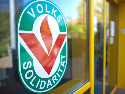 Ein Ex-Geschäftsführer der Volkssolidarität muss sich wegen gewerbsmäßigen Betrugs in 144 Fällen und Insolvenzverschleppung verantworten. Foto: Oliver Killig/Archiv Volkssolidarität-Logo