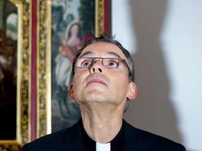 Wie geht es weiter mit dem angeschlagene Limburger Bischof nach der Audienz beim Papst? Foto: Boris Roessler/Archiv Bischof Tebartz-van Elst