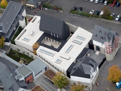 Nicht besonders groß, aber besonders teuer: Das Luftbild zeigt den Neubau des Limburger Bischofssitzes. Foto: Thomas Frey Limburger Bischofssitz