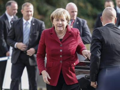 Angela Merkel auf dem Weg zu einem Gipfel-Vorbereitungstreffen der Europäischen Volkspartei. Foto: Thierry Roge Gipfel-Vorbereitung