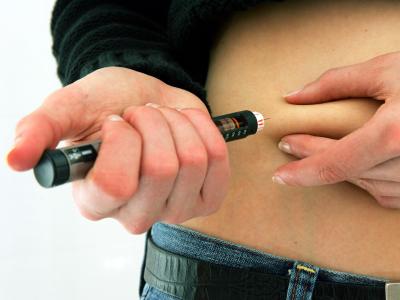 Eine Diabetikerin spritzt sich mit einem Insulin-Pen. Foto: Gero Breloer/Symbol Insulin