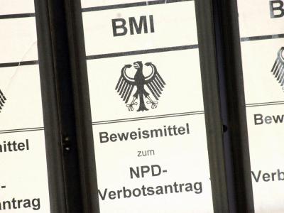Aktenordner zum NPD-Verbotsantrag im Jahr 2001: Damals stelllte das Bundesverfassungsgericht das Verfahren ein. Foto: Tim Brakemeier/Archiv NPD-Verbotsverfahren 2001
