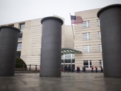 Poller sichern die Zufahrt zur US-Botschaft in Berlin. Foto: Michael Kappeler/Archiv US-Botschaft in Berlin