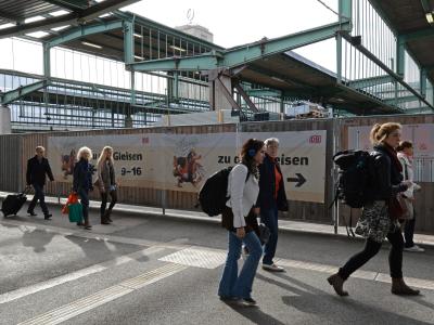 Während der Bauarbeiten für Stuttgart 21 erreichen die Reisenden die Gleise über den Querbahnsteig. Foto: Franziska Kraufmann Querbahnsteig am Hauptbahnhof